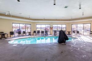 Het zwembad bij of vlak bij Quality Inn & Suites Southport