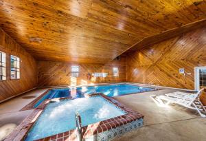 Bazén v ubytování Rodeway Inn Decatur nebo v jeho okolí