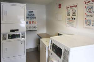 una lavanderia con lavatrice e asciugatrice di Rodeway Inn a Washington