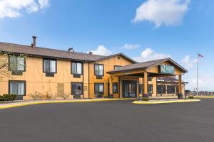 ein Hotel mit Parkplatz davor in der Unterkunft Quality Inn in Marquette