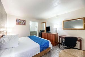 Postel nebo postele na pokoji v ubytování Econo Lodge Phoenix North I-17