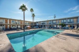 Bazén v ubytování Econo Lodge Phoenix North I-17 nebo v jeho okolí