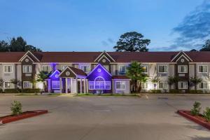 ein Haus mit lila Lichtern an der Vorderseite in der Unterkunft Quality Inn & Suites Longview I-20 in Longview