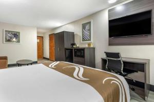 Кровать или кровати в номере Quality Inn & Suites Longview I-20