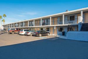 a building with cars parked in a parking lot at Rodeway Inn Phoenix North I-17 in Phoenix