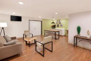 TV a/nebo společenská místnost v ubytování WoodSpring Suites Las Colinas - Northwest Dallas
