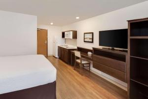 TV a/nebo společenská místnost v ubytování WoodSpring Suites Las Colinas - Northwest Dallas