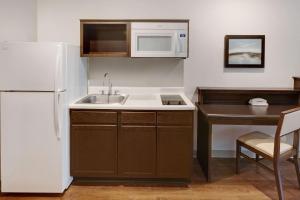 Kuchyň nebo kuchyňský kout v ubytování WoodSpring Suites Las Colinas - Northwest Dallas
