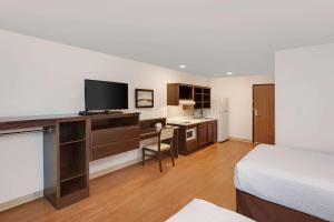 TV a/nebo společenská místnost v ubytování WoodSpring Suites Las Colinas - Northwest Dallas