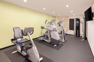 Fitness centrum a/nebo fitness zařízení v ubytování WoodSpring Suites Las Colinas - Northwest Dallas