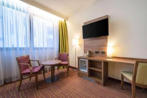 TV a/nebo společenská místnost v ubytování Hotel Opera Antwerpen Centrum