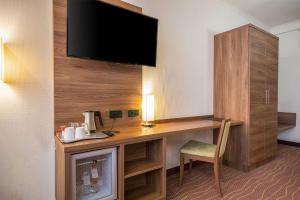 TV a/nebo společenská místnost v ubytování Hotel Opera Antwerpen Centrum