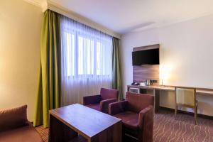 TV a/nebo společenská místnost v ubytování Hotel Opera Antwerpen Centrum
