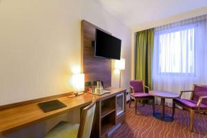 TV a/nebo společenská místnost v ubytování Hotel Opera Antwerpen Centrum