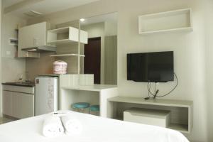 JatirokeComfy Studio Apartment near UNPAD Taman Melati Jatinangor By Travelio的一间带电视的小厨房