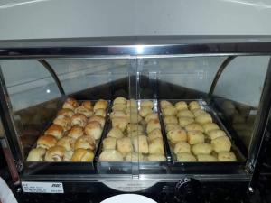 a bunch of bagels are cooking in an oven at Três Américas Hotel in Três Lagoas