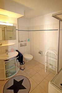 キュールングスボルンにあるAm-Stadtwald-WE-16-9968のバスルーム(トイレ、洗面台付)