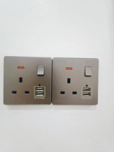 Cozy Corner House #4 Bedroom #3 Bathroom في ايبوه: وجود مفتاحين كهربائيين بجانب بعض +25 صورة