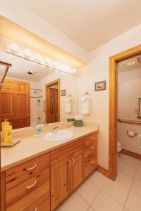 Kúpeľňa v ubytovaní Targhee Rentals 414 Teton Creek Resort Driggs ID