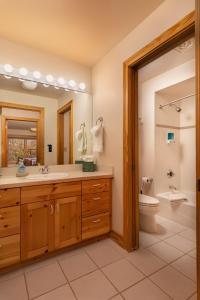 Kúpeľňa v ubytovaní Targhee Rentals 414 Teton Creek Resort Driggs ID