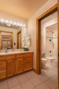 Un baño con lavabo, inodoro y espejo. en Targhee Rentals 414 Teton Creek Resort Driggs ID, en Driggs 25 fotos más