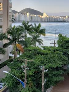 uma vista para o oceano a partir da varanda de um edifício em Neto & Costa no Guarujá