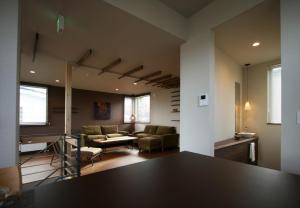 - un salon avec un canapé et une table dans l'établissement MOKUREN, à Furano