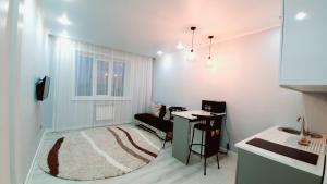 una pequeña sala de estar con sofá y mesa. en 1 ком квартира Аблайхана 1, en Kokshetau