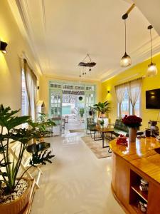 sala de estar con paredes amarillas y sala de estar. en Together is Home en Dalat