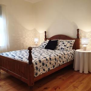 sypialnia z łóżkiem i stołem ze stołem w obiekcie Blue Seas - Beach Front Living w mieście Tumby Bay