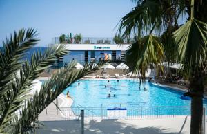 Bazén v ubytování Sailor's Beach Club nebo v jeho okolí