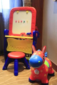 una mesa de juguete y una silla y un cartel que diga feliz en Sofitel Harbin, en Harbin