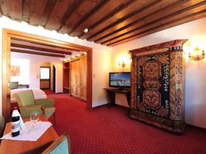 una camera d'albergo con una camera spaziosa di Hotel Arlberg a Sankt Anton am Arlberg
