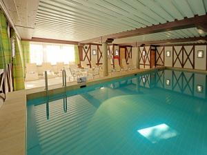 uma grande piscina com cadeiras num edifício em Hotel Arlberg em Sankt Anton am Arlberg