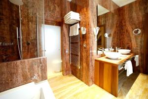 Um banheiro em Mirador de Dalt Vila-Relais & Chateaux