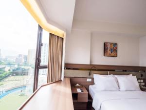Postel nebo postele na pokoji v ubytování Travelodge Kowloon