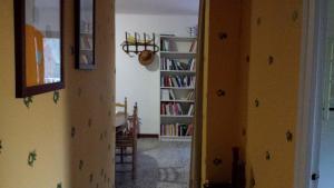 a hallway with a book shelf with books at La Casa de Las Burbujas Azules in Caspe