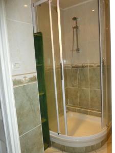 una doccia con porta in vetro in bagno di L'auberge des travailleurs a Échirolles