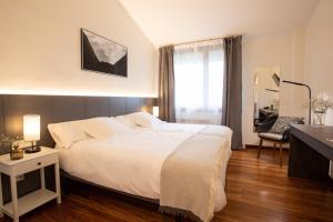 奧尼亞特的住宿－Soraluze Hotela，卧室设有一张白色大床和一扇窗户。