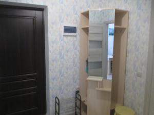 Cette chambre comprend un placard avec un miroir et une porte. dans l'établissement проспект Правды 41-е, à Kiev