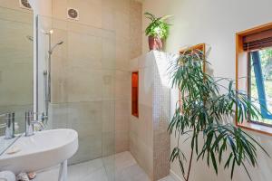 Ένα μπάνιο στο Nelson Eco Home +18 φωτογραφίες