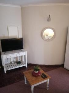 TV at/o entertainment center sa 36 Mount Road Guesthouse and Self Catering