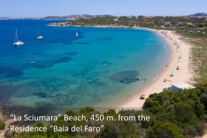 una vista aérea de una playa con barcos en el agua en Baia Del Faro, en Palau