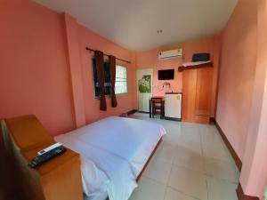 a small bedroom with a bed and a kitchen at Khuang Na Farmview in Ban Tambon Bang Khae