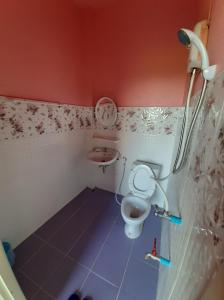 a small bathroom with a toilet and a sink at Khuang Na Farmview in Ban Tambon Bang Khae