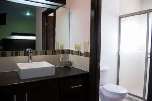 Koupelna v ubytování Hotel Onix Suites