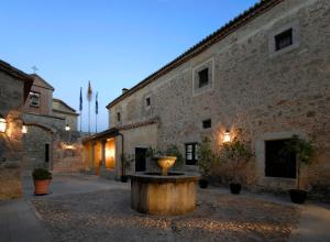 a courtyard with a fountain in front of a building at Parador de Trujillo in Trujillo