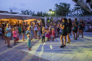 un gruppo di bambini in piedi di fronte a una folla di Park Gallanti a Lido di Pomposa Altre 92 foto