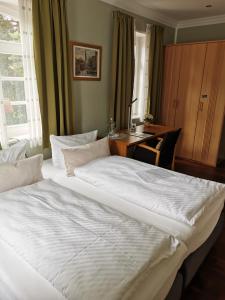 Postel nebo postele na pokoji v ubytování Stoevchen Café Hotel