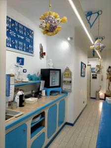 una cucina con piano di lavoro blu e bianco di ControVento Rooms a Margherita di Savoia
